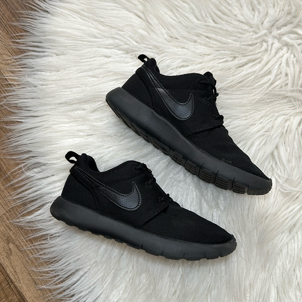 Kids • Nike, solid black sneakers, 1Y